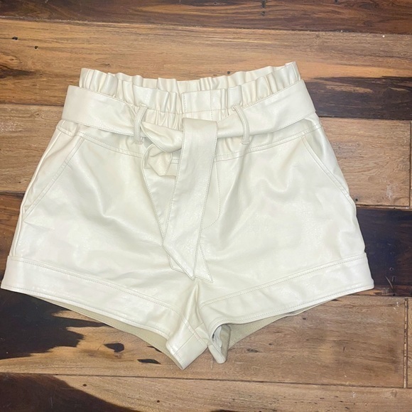 BDG Urban Outfitters Faux Leather Shorts Cream Color Size Medium Pull-on Belted - Picture 1 of 6